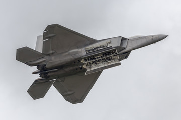 Der Angriff ist vorbei - Bomber mit leerem Waffenschacht - Dominanz