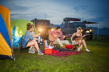 Obraz premium group of adventure tourist enjoy and happy in sing a song with guitar playing together