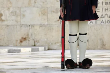 Selbstklebende Fototapeten Evzonas Guardian in front of the Greek parliament in   Athens, Greece. © markara