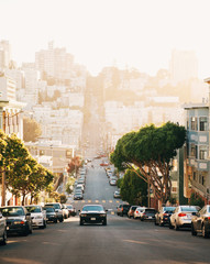 Het uitzicht op straat vanaf de heuvel in San-Francisco.