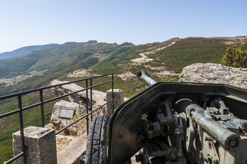 Corsica, 28/08/2017: dettagli del monumento alla battaglia al Col de Teghime, il colle dell'Alta Corsica che nel 1943 fu teatro di una battaglia tra le forze tedesche e i marocchini