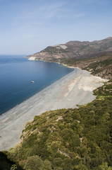 Obraz premium Corsica, 28/08/2017: vista aerea di Plage de Nonza, la lunga spiaggia nera di Nonza, uno dei borghi più famosi della costa occidentale di Capo Corso