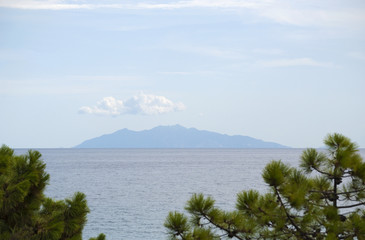Corsica, 03/09/2017: il profilo di Capraia, la piccola isola vulcanica nel canale della Corsica, tratto di mare che divide la Corsica dall'isola d'Elba, visto dal Capo Corso