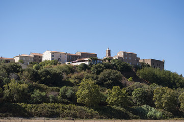 Fototapeta na wymiar Corsica, 04/09/2017: una delle città arroccate dell'entroterra lungo la strada per Bonifacio, la costa meridionale dell'isola famosa per il suo paesaggio rilassante