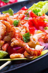 Bunter Salat mit Paprika, Melone und Flußkrebsen