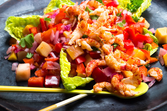 Bunter Salat mit Paprika, Melone und Flu&szlig;krebsen