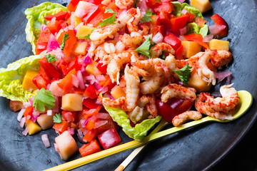 Bunter Salat mit Paprika, Melone und Flußkrebsen