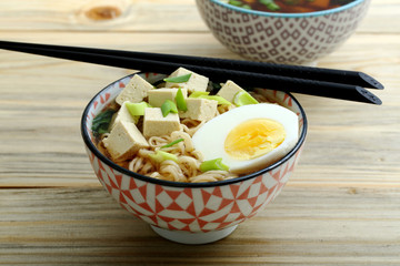 zuppa asiatica con tofu uovo e spaghetti sfondo tavolo di cucina