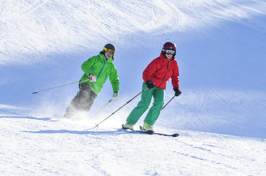 Zwei Wintersportler beim Skifahren und Telemarken
