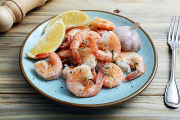 gamberi,gamberetti,frutti di mare pronti da mangiare su tavolo di cucina