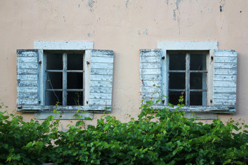 Fototapeta na wymiar Old windows in Budva, Montenegro 