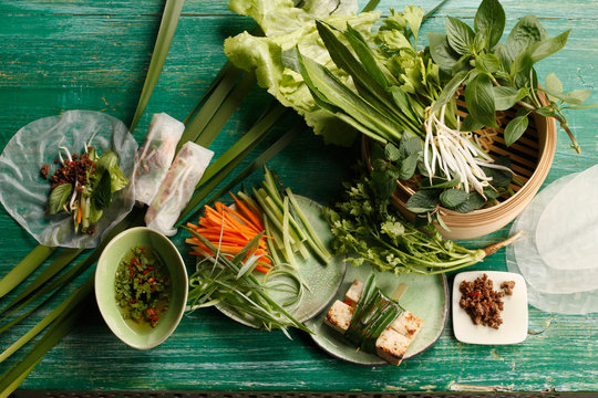 Vietnamesische Wraps mit Zutaten.Aufmacher