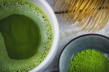 Matchatee mit Pulverschale und Matchabesen