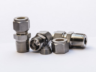 Tubing connection fittings for stainless steel pipes