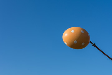 Osterei vor blauem hintergrund mit textfreiraum