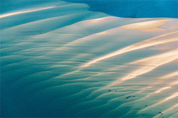 Obraz premium Vue aérienne de bancs de sable sous l'eau au Banc d'Arguin à Arcachon en France