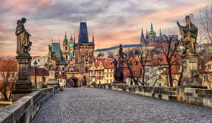 Foto op Canvas Karelsbrug en het kasteel van Praag bij zonsondergang, Tsjechië © Boris Stroujko