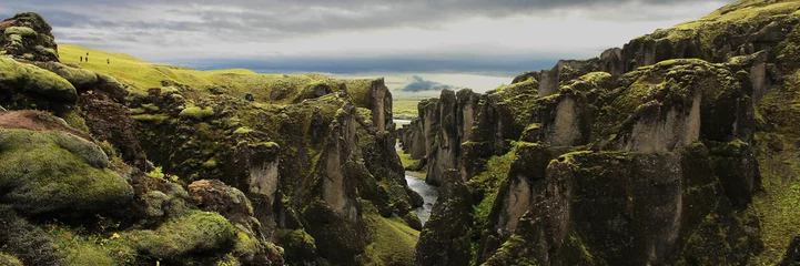 Foto auf Acrylglas Olivgrün Blick auf einen gewundenen Fluss durch ein moosbedecktes Tal – Panorama der Schlucht der Eiszeit Fjadrárgljúfur in Island