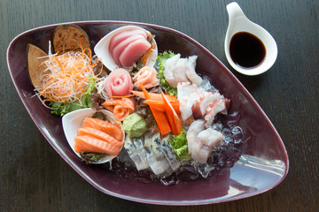  Sashimi served on ice in big plate