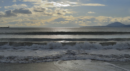 海　浜　夕暮れ　波　空　雲　素材