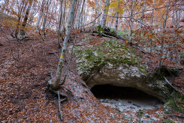 Monti del Parco Nazionale d'Abruzzo, la grotta delle Fate
