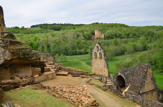 RUINE DU CH&Acirc;TEAU DE COMMARQUE ET CH&Acirc;TEAU M&Eacute;DI&Eacute;VAL DE LAUSSEL DORDOGNE FRANCE