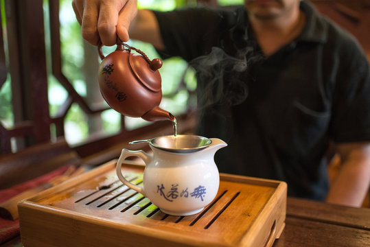 Chinese tea ceremony at tea house in Taichung, Taiwan　台中の茶藝館