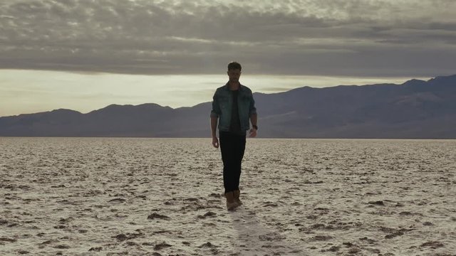 mannequin homme marchant dans le désert