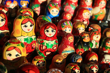 Fototapeta na wymiar Russian nesting dolls in the window of the gift shop