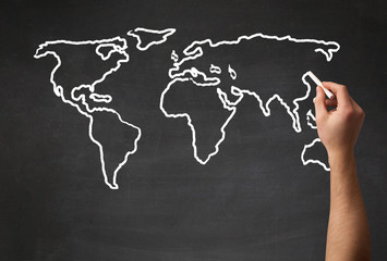 Naklejka premium Adult drawing world map on chalkboard