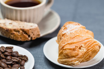 Sizilianisches Blätterteig Gebäck mit Kaffetasse und Kaffebohnen