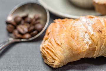 Sizilianisches Blätterteig Gebäck mit Kaffebohnen in einem silbernen Löffel