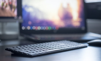 Moderner Büroarbeitsplatz mit Designtastatur und Bildschirm, Textfreiraum