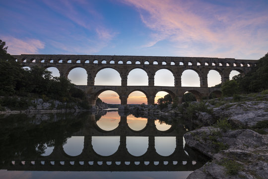 Le Pont du Gard class&eacute; Patrimoine Mondial de l'UNESCO, Grand Site de France, pont aqueduc romain qui enjambe le Gardon, Gard