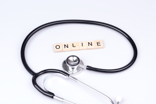 Arzt Stethoskop und dem Schlagwort Online