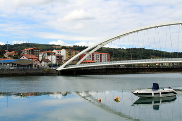 Fototapeta premium Paisaje de puente y barcas en el País Vasco