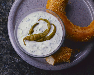 Tsaziki mit Sesamring.Aus der Türkei
