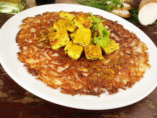 Veganer Hauptgang - Yamswurzel Rösti mit Tofuwürfel