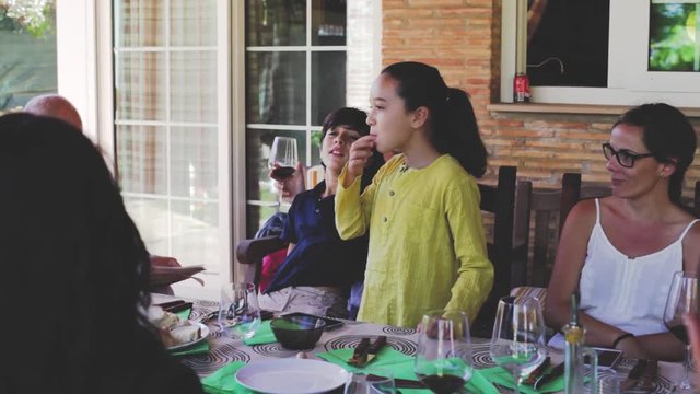 Familia tomando el aperitivo