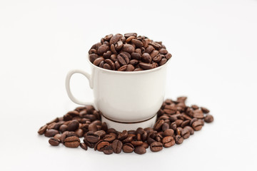 Naklejka premium Coffee beans in coffee cup on white background