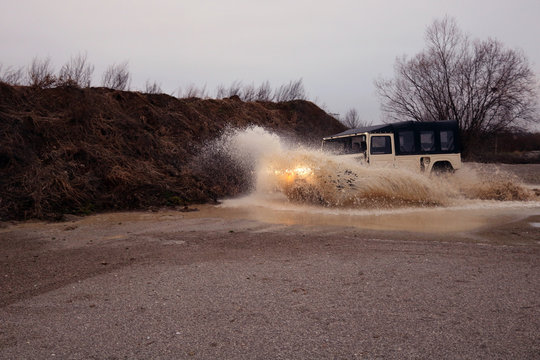 Milit&auml;rischer Gel&auml;ndewagen - Wasser