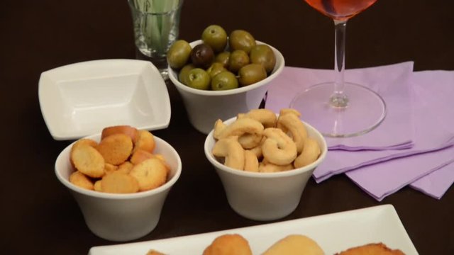 Aperitivo con stuzzichini al bar