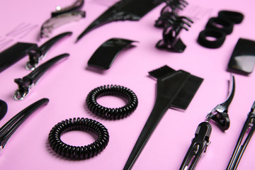 Obraz premium Professional hairdresser set on color background