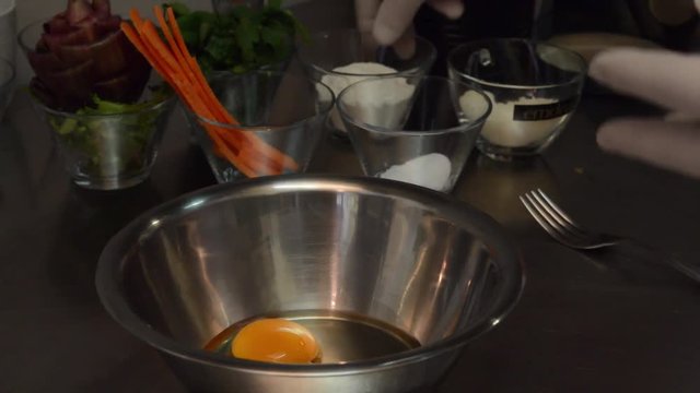 preparazione di un dolce con uova e farina