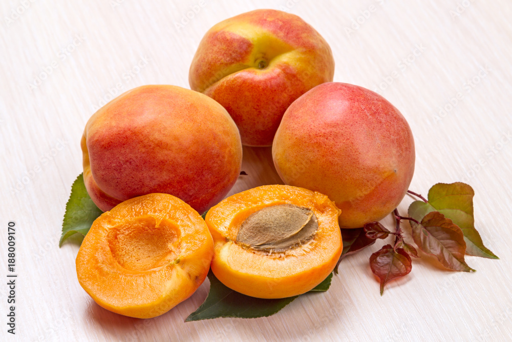 Poster Ripe apricots and halves on the table