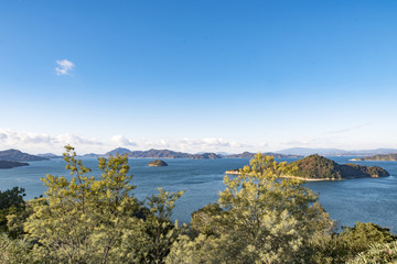 Obraz premium 多島海国立公園のうさぎ島からの瀬戸内海と島と空