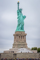 Obraz premium Touristen auf der Freiheitsstatue in New York City, USA