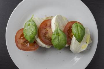 Toast mit B&uuml;ffelk&auml;se Tomate und Basilikum
