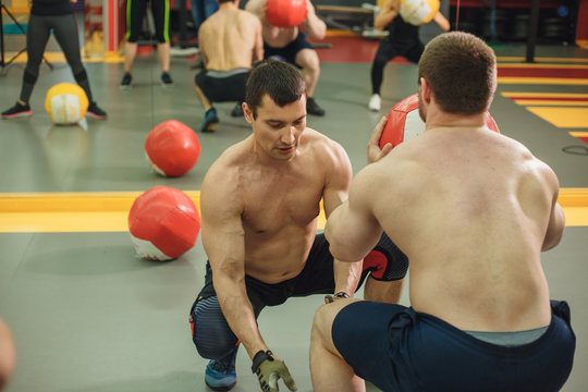 cross fit. the trainer explains how to perform the exercise. cross fit and fitness.