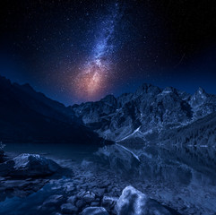 Naklejka premium Droga Mleczna w górach jezioro w nocy, Polska, Europa